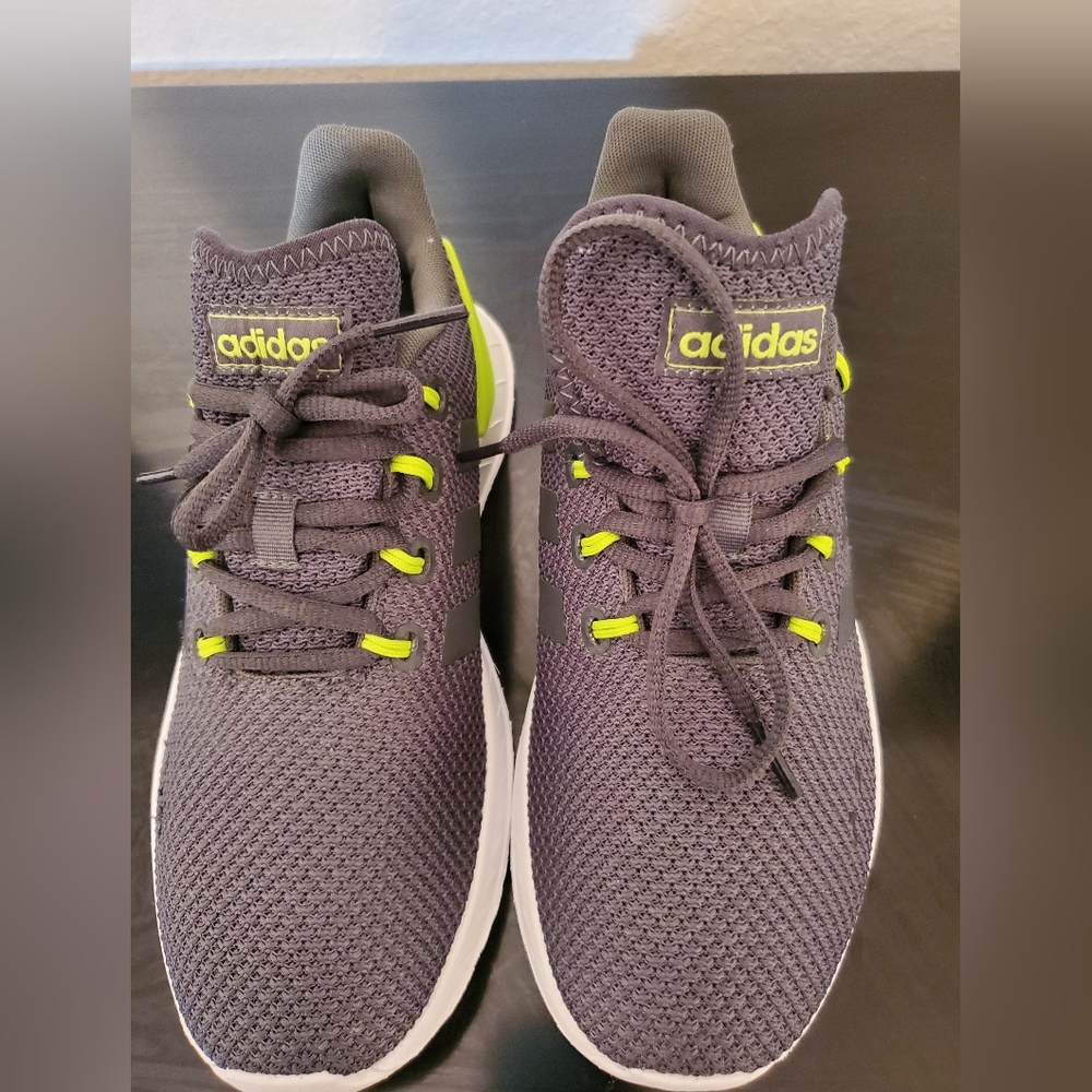 Kids size 5 kapir running shoes,New without box Addidas